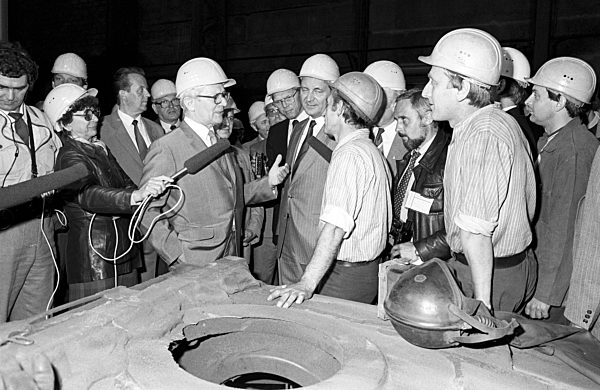 DDR - Parteichef Honecker besucht Gießerei