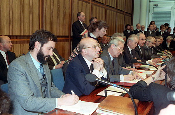 Hans Modrow (4.v.l.) trifft als letzter SED-Ministerpräsident der DDR am 13...