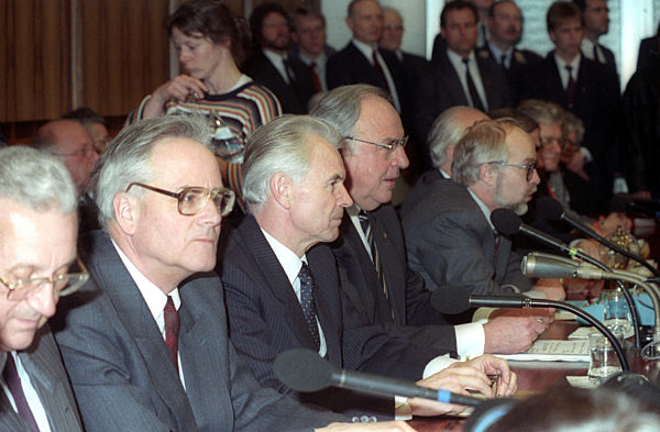 Hans Modrow, Helmut Kohl meet in Bonn