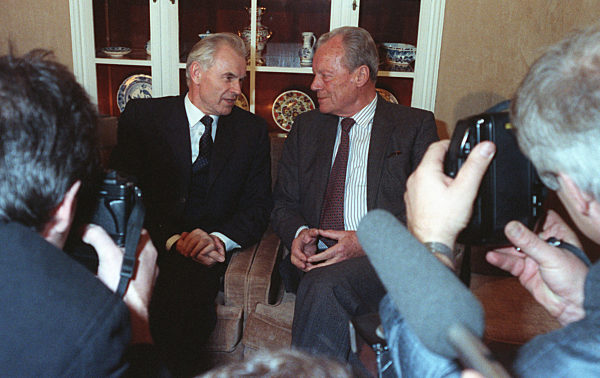 Der letzte SED-Ministerpräsident der DDR, Hans Modrow (l) und der...