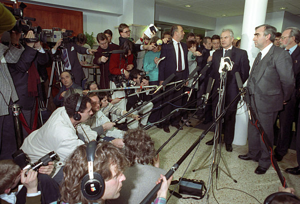 Bei seinem Besuch in Bonn gibt der letzte SED-Ministerpräsident der DDR...