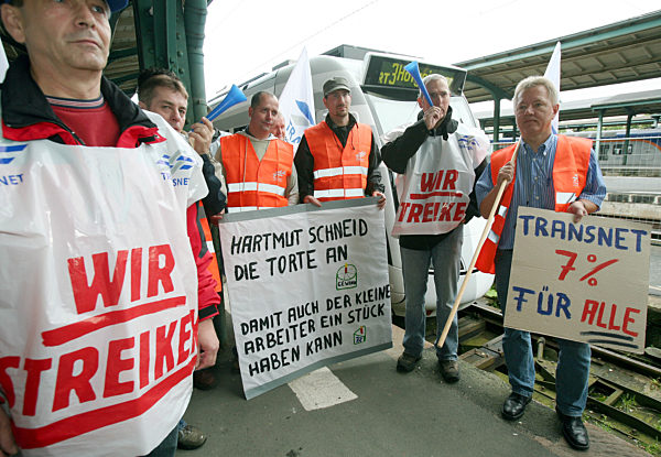 Bahnbeschäftigte stehen am Mittwoch (04.07...