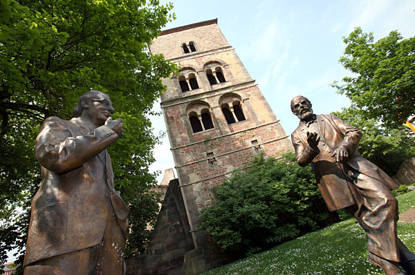 Die Bronzefiguren von Konrad Zuse (l) und Konrad Duden...