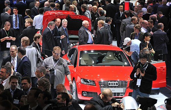 Umlagert sind am Dienstag (15.09.2009) am Stand von Audi auf der...