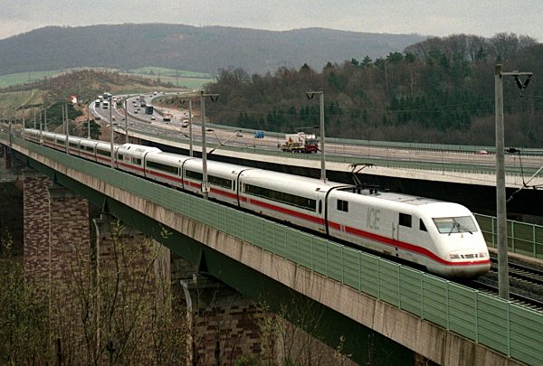 ICE fährt über Brücke