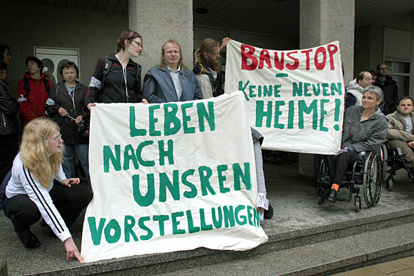 Mitglieder von Behindertenorganisationen demonstrieren am Mittwoch (04.05...