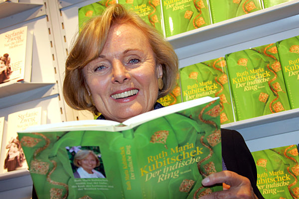 Die Schauspielerin und Autorin Ruth Maria Kubitschek präsentiert auf der...
