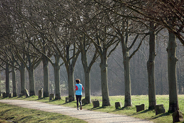 Eine Joggerin läuft am Dienstag (13.03.2007) am Stadtrand von Kassel an...