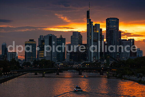 Die Frankfurter Skyline am Abend (26.08.2025)