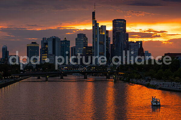 Die Frankfurter Skyline am Abend (26.08.2025)