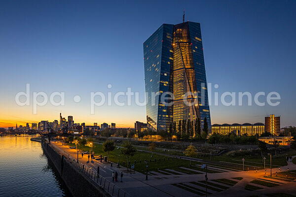 Die EZB und die Frankfurter Skyline (02.10.2025)