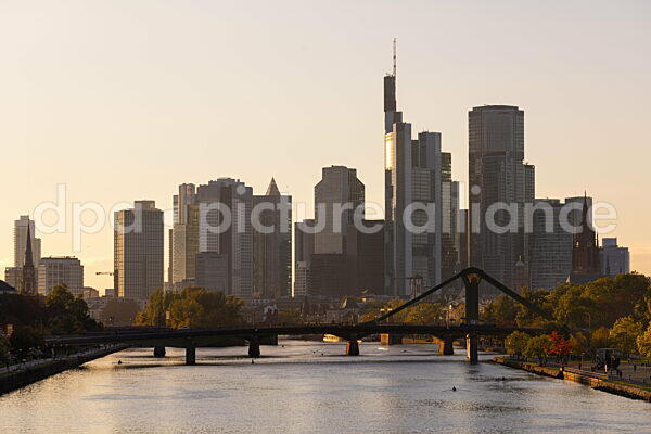 Die Frankfurter Skyline im Herbst (10.10.2025)