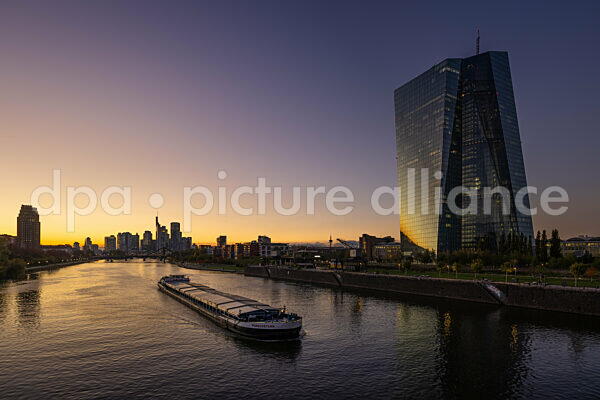 Die EZB und die Frankfurter Skyline (10.10.2025)
