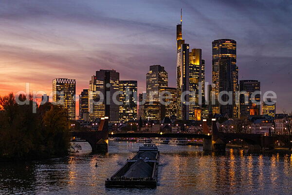 Die Frankfurter Skyline am Abend (04.11.2025)