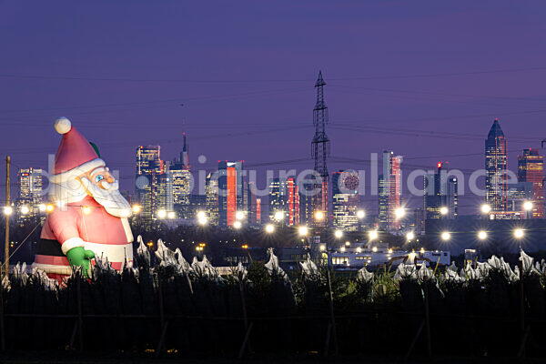 Weihnachtsmann vor der Frankfurter Skyline (10.12.2025)