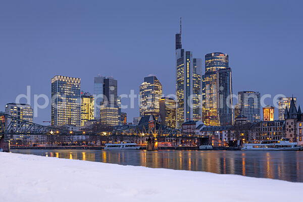Die verschneite Frankfurter Skyline (08.01.2026)
