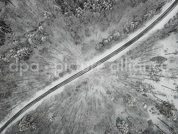 Wegen des Besucherandrangs sind die Strassen von Oberursel zum Grossen Feldberg gesperrt (04.01.2021) Wegen des Besucherandrangs sind die Strassen von Oberursel zum Grossen Feldberg gesperrt (04.01.2021)