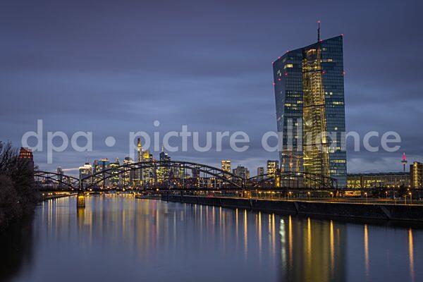 Die Lichter der Frankfurter Skyline und der Europaeischen Zentralbank beginnen zu leuchten (07.01.2021) Die Lichter der Frankfurter Skyline und der Europaeischen Zentralbank beginnen zu leuchten (07.01.2021)