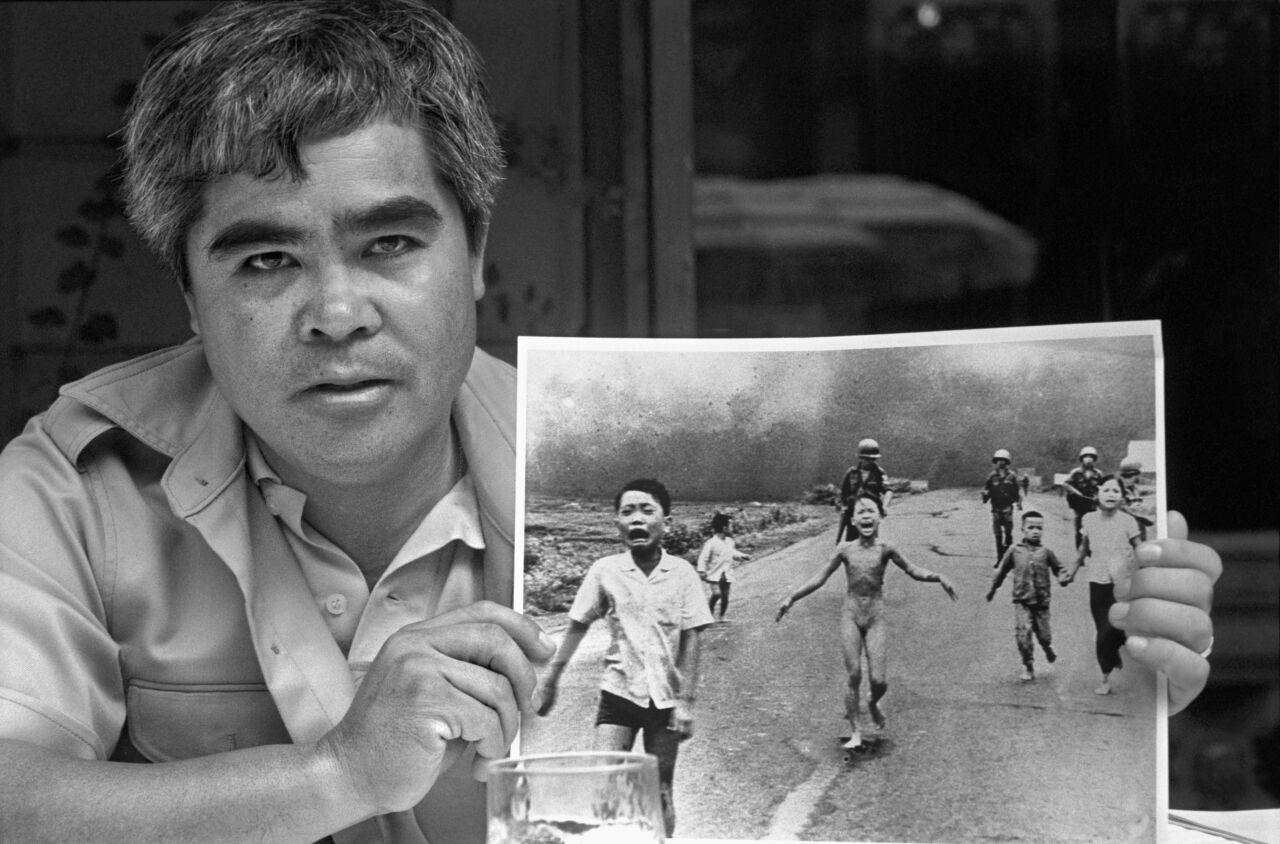 Nick Ut - Fotograf des Napalm-Mädchens  Das Napalm-Mädchen Kim Phuc aus Vietnam hat den Fotoreporter Nick Ut berühmt gemacht. Zehntausende weitere Bilder folgten während seiner  mehr als 50jährigen Tätigkeit für  die Agentur  Associated Press (AP).