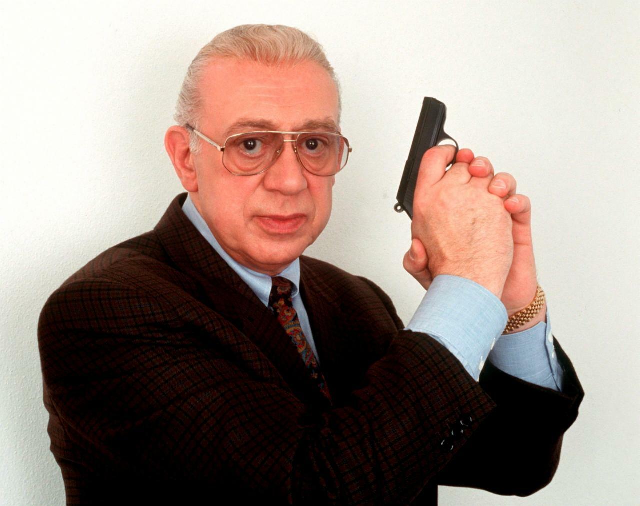 Tappert, Horst Horst Tappert was born on 26 May 1926 in what is now the Wuppertal district of Elberfeld and completed an apprenticeship as an industrial clerk. After the war he came to the theatre, but his most defining role became that of Chief Inspector Derrick in the TV crime series of the same name, which captivated numerous fans from 1974 to 1998.